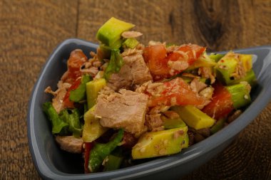 Domates soslu ton balığı ve avokado salatası.