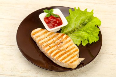 Baharatlar ve sos ızgara hindi biftek