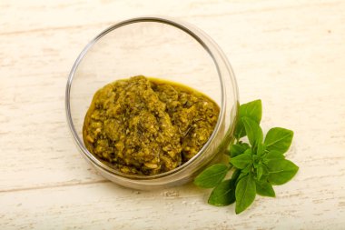 Fesleğenli pesto sos kasede bırakır