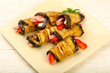 Jambon, peynir ve biber dolması patlıcan