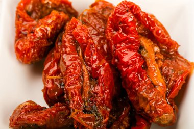 Fesleğen yapraklı kuru domates.