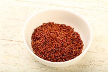 Kase ahşap arka plan üzerinde ham kahverengi pirinç