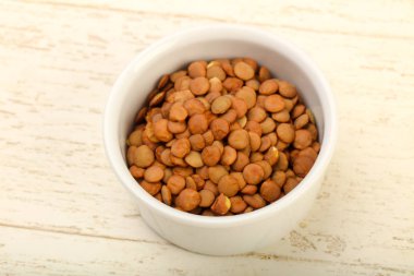 Yemek pişirmek için hazır kapta çiğ mercimek