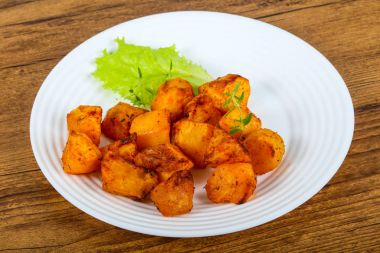 Otlu fırında patates.