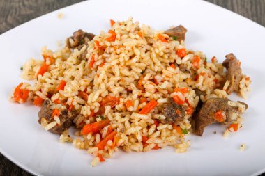 Asya pirinç - et ve havuç ile Plov