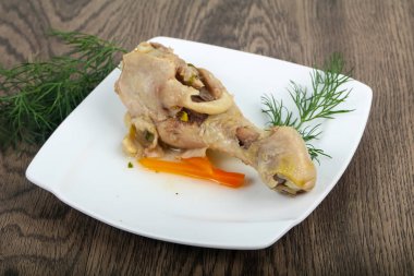 Dereotu servis haşlanmış tavuk budu