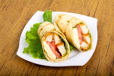 Tavuk ekmek rulo salata yaprakları ile