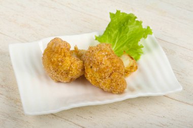 Ahşap arka plan üzerinde diyet gevrek karnabahar