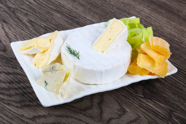 Prato Queijo Com Brie Azul Parmesão — Fotografia de Stock