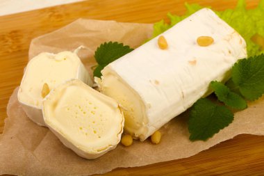 Sedir fıstıklı Brie peynirli rulo