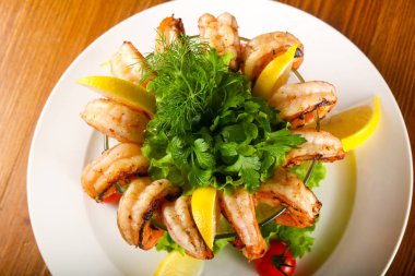 Karides kokteyl limon ve otlar ile