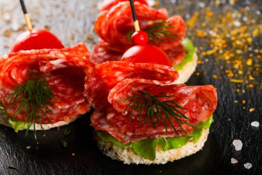 Kanepe ile catering için salam