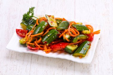 Yeşil salatalık turşusu yığın kabın içinde