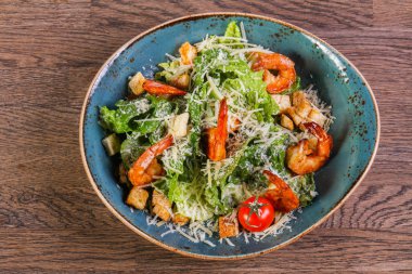 Sezar salata karides ve parmesan peyniri ile