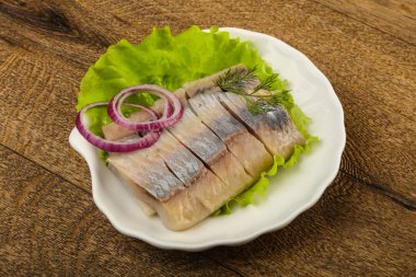 Ringa balığı filetosu dereotu ve soğan dilimlenmiş