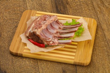 Ham kuzu kaburga ile biber yemek pişirmek için hazır