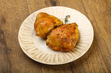 Kavrulmuş tavuk uyluk baharat ve soya sosu ile