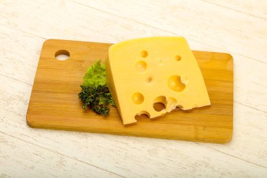 Ahşap plaka üzerinde peynir parçası