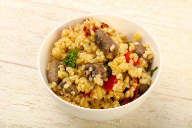 Tavuk kalbi ve kuru domatesli bulgur.