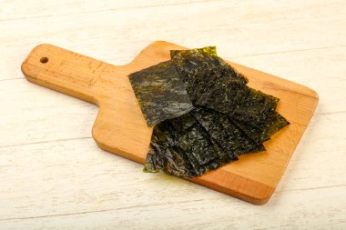 Ahşap arka plan üzerinde fiş gevrek Nori yaprak