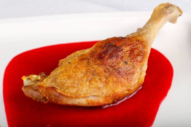 Çilek soslu ördek budu.