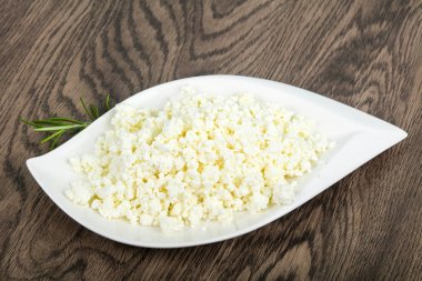 Kase üzerinde ahşap süzme peynir