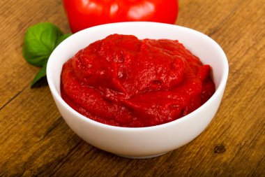 Domates salçası fesleğen yaprakları ile
