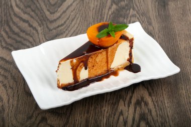 Peynirli kek çikolata ve kayısı ile