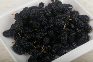 Ahşap arka plan üzerinde siyah dut yığın