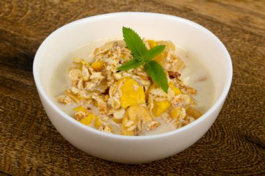 Muz, fındık ve nane ile müsli