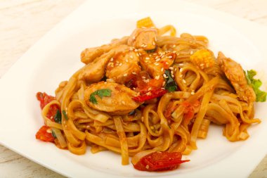 Udon ile tavuk ve susam