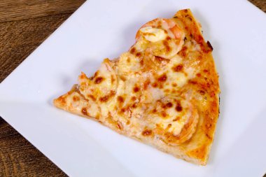 Karides ve yumuşak peynir pizza