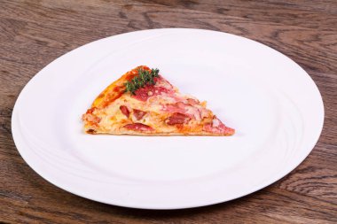 Pizza jambon peynir ve sosis 