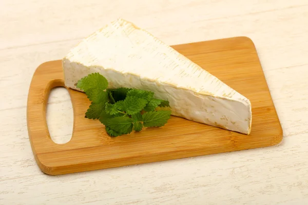 Queso Brie Sobre Tabla Madera — Foto de Stock
