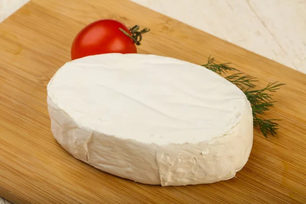 Camembert Käse Über Dem Hölzernen Hintergrund — Stockfoto