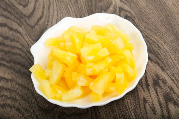 Kabın içinde Konserve ananas