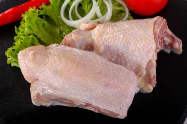 Çorba yemek pişirmek için çiğ tavuk parçaları