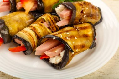 Jambon, peynir ve biber dolması patlıcan