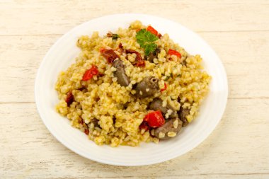 Tavuk kalbi ve kuru domatesli bulgur.