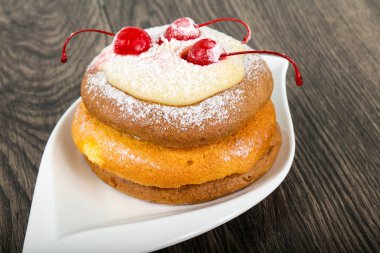 Kiraz ve shugar tozu ile gözleme