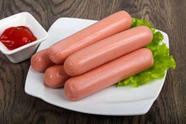 Salata ve ketçap ile sosis haşlama