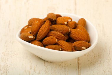 Badem fındık yığın ahşap arka plan üzerinde