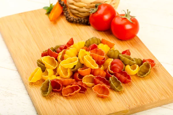 Rohe Pasta Zum Kochen Über Dem Hölzernen Hintergrund — Stockfoto