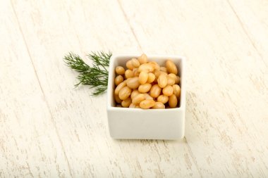 Dereotu şubesi ile kasede beyaz börülce