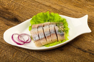 Ringa balığı filetosu dereotu ve soğan dilimlenmiş