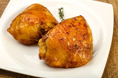 Kavrulmuş tavuk uyluk baharat ve soya sosu ile
