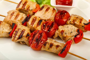 Izgara hindi şiş domates ve biber ile