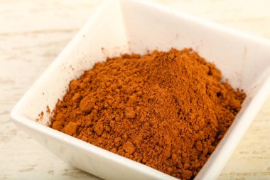 Kase ahşap arka plan üzerinde toz kakao