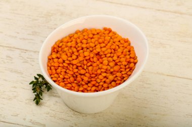 Kase ahşap arka plan üzerinde turuncu mercimek