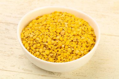 Sarı mercimek ahşap arka plan üzerinde yemek pişirmek için hazır